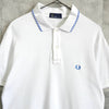 Fred Perry 徽标刺绣短袖 Polo 衫（白色和蓝色）