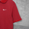 Nike 条纹徽标短袖 Polo 衫（红色）