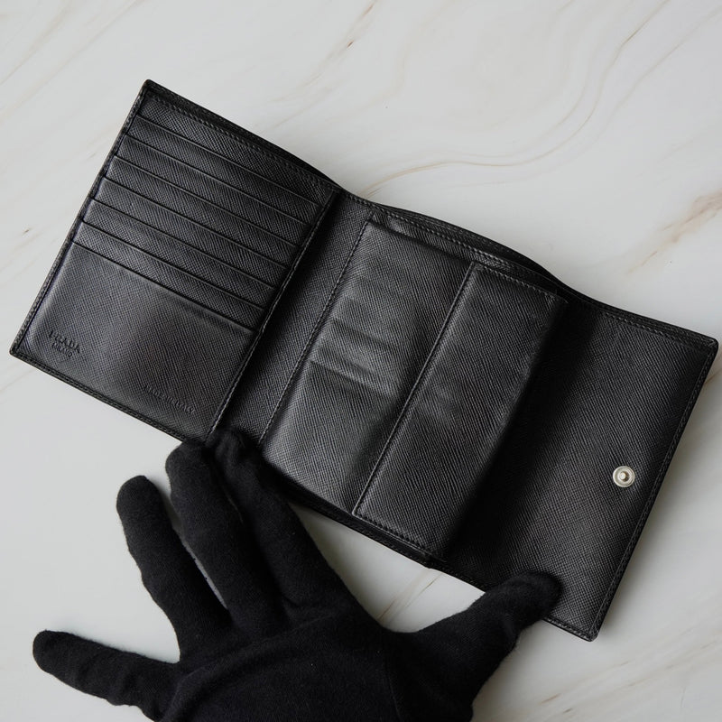 プラダ トライアングルロゴ サフィアーノ レザー 三つ折り財布 ブラック - NEWSED