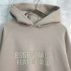 エフオージー エッセンシャルズ フェルトロゴ パーカー ベージュ