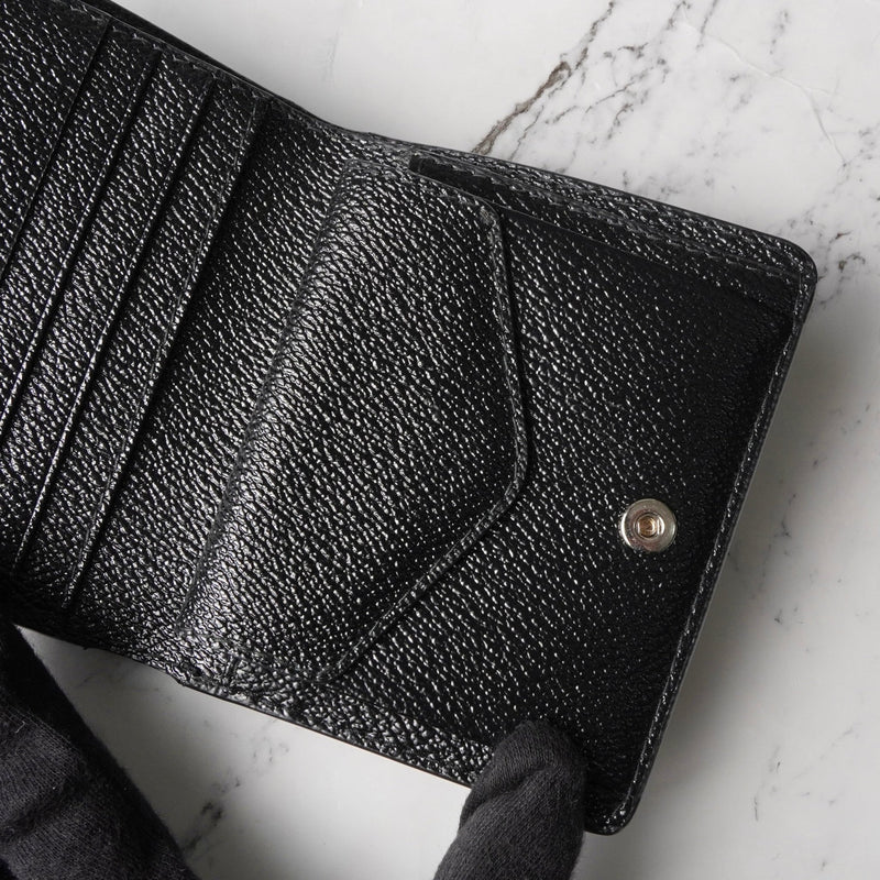 メゾン マルジェラ カレンダーロゴ レザー 二つ折り財布 コンパクトウォレット ブラック 箱付き - NEWSED