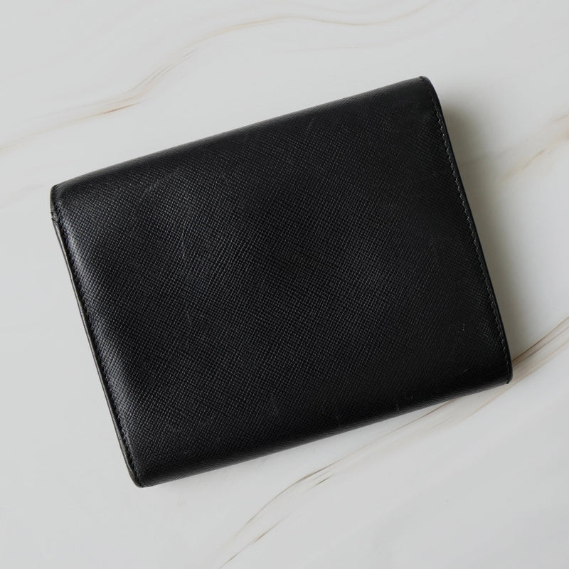 プラダ トライアングルロゴ サフィアーノ レザー 三つ折り財布 ブラック - NEWSED