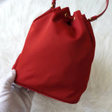 プラダ 現行モデル サフィアーノレザーハンドル 巾着バッグ ハンドバッグ トライアングルロゴ レッド - NEWSED