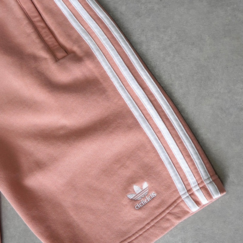 アディダス トレフォイルロゴ ショート スウェットパンツ サーモンピンク - NEWSED