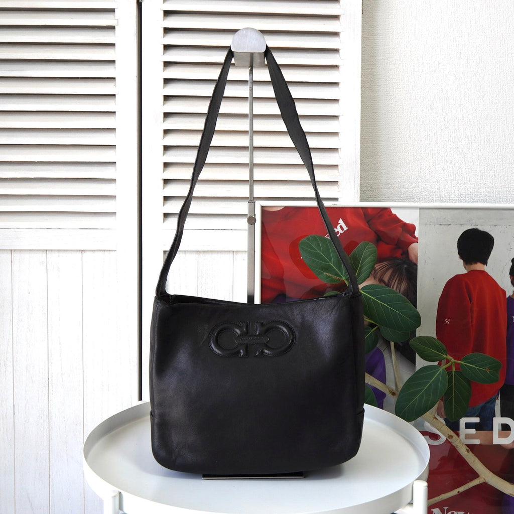 サルバトーレ・フェラガモ ダブル ガンチーニ ナッパレザー ワンショルダーバッグ ブラック