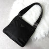 Prada Tessuto 尼龙和 Saffiano 皮革三角形徽标单肩包（黑色）