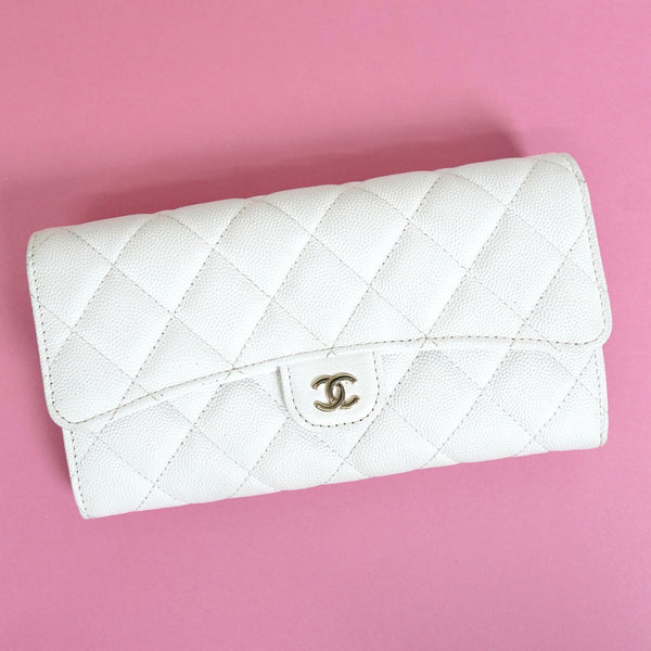 シャネル クラシック ココマーク マトラッセ キャビアスキン 長財布 ホワイト - NEWSED