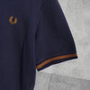 Fred Perry 徽标刺绣海军蓝/驼色短袖 Polo 衫
