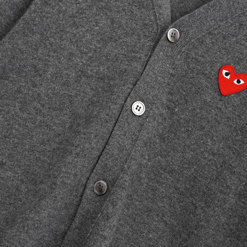 プレイ コムデギャルソン ハートロゴ カーディガン グレー - NEWSED