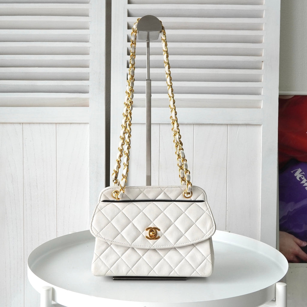 シャネル ココマーク マトラッセ ターンロック ラムスキン チェーン ショルダーバッグ  ホワイト