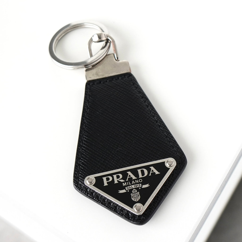 プラダ トライアングルロゴ サフィアーノ レザー キーホルダー チャーム ブラック