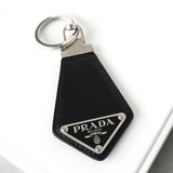 プラダ トライアングルロゴ サフィアーノ レザー キーホルダー チャーム ブラック - NEWSED