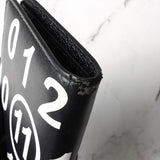 メゾン マルジェラ カレンダーロゴ レザー 二つ折り財布 コンパクトウォレット ブラック 箱付き - NEWSED