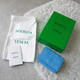ボッテガ・ヴェネタ イントレチャート レザー 三つ折り財布 ライトブルー 箱付き - NEWSED