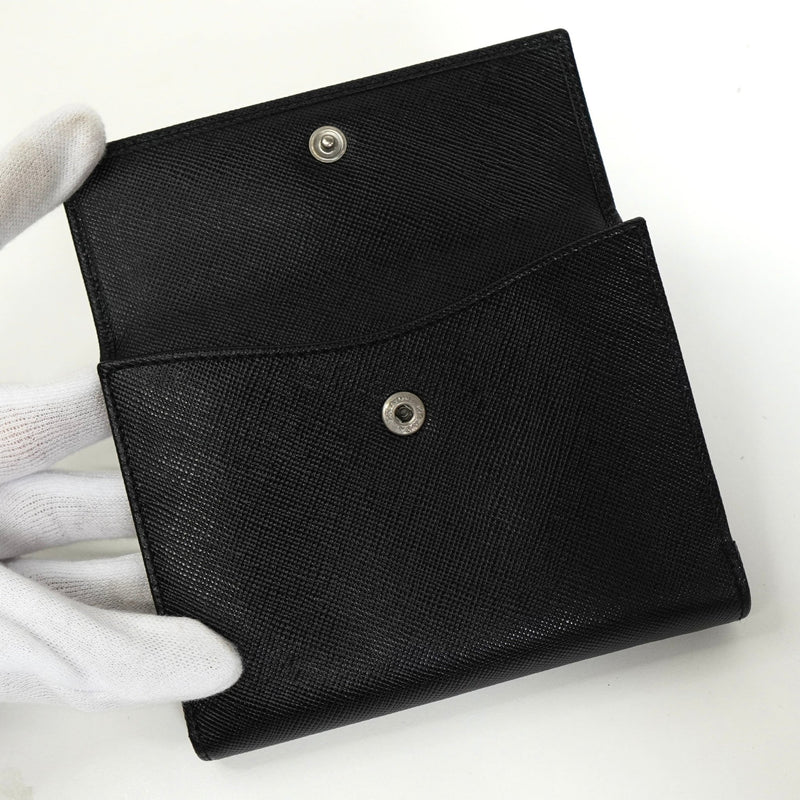 プラダ サフィアーノ レザー トライアングルロゴ 二つ折り財布 ブラック - NEWSED