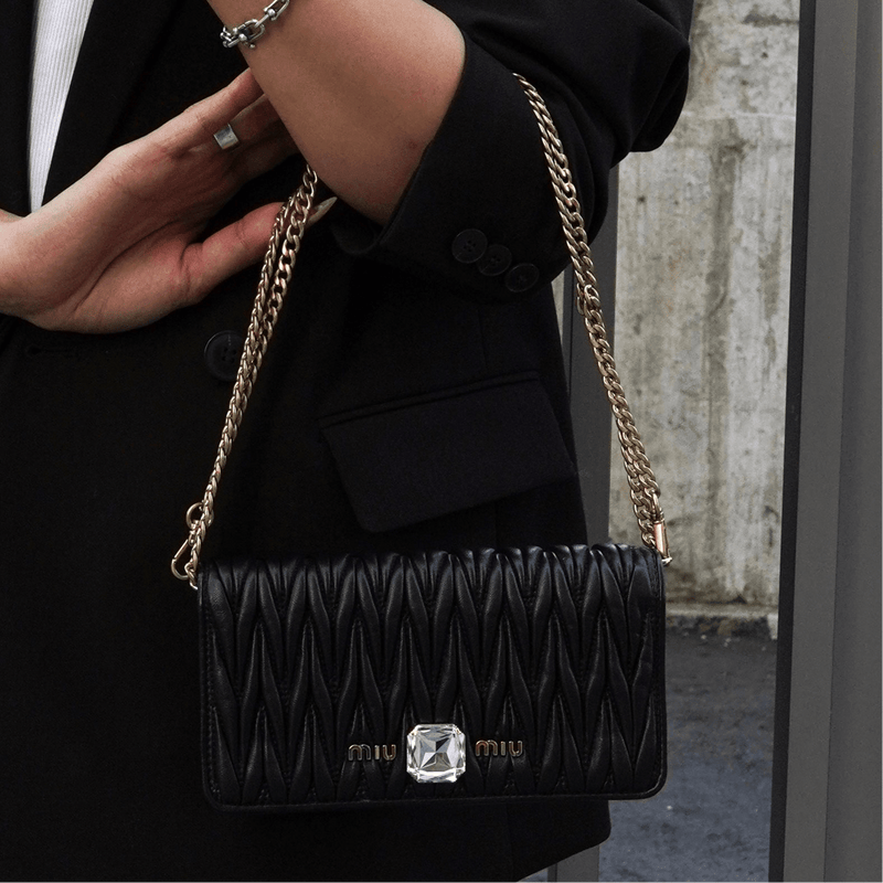 ミュウミュウ マテラッセ レザー ビジュー チェーン ウォレット ショルダーバッグ ブラック - NEWSED