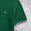 Fred Perry 徽标刺绣短袖 Polo 衫，绿色、粉色和象牙色