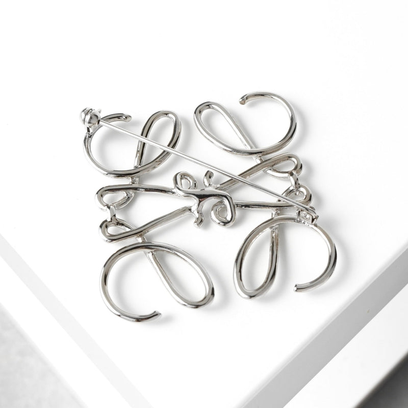 ロエベ アナグラム シルバー ブローチ 箱付き - NEWSED