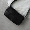 Bottega Veneta Maxine Treciato 卡式包，皮革单肩包/腰包，黑色