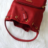 プラダ 現行モデル サフィアーノレザーハンドル 巾着バッグ ハンドバッグ トライアングルロゴ レッド - NEWSED