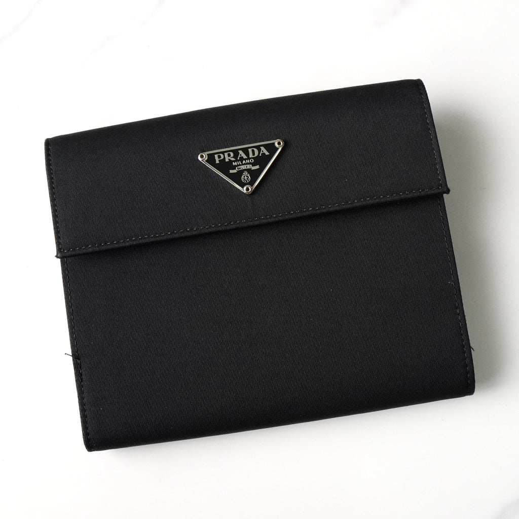 本日特別セール　美品　PRADA プラダ　三角　ロゴ　二つ折り　財布　黒　ケース プラダ ナイロン 二つ折り財布 トライアングルロゴ ブラック