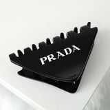 プラダ ロゴ ヘアクリップ バレッタ 髪留め ヘアアクセサリー ブラック 箱付き - NEWSED