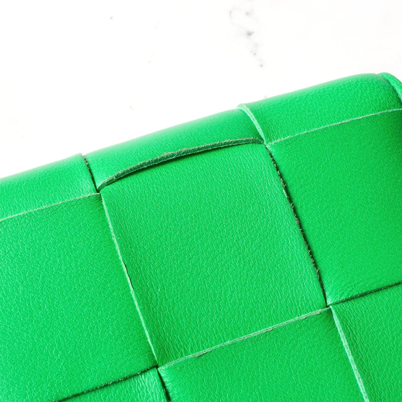 ボッテガ ヴェネタ イントレチャート マキシイントレチャート カセット 二つ折り財布 コンパクトウォレット グリーン 箱付き - NEWSED