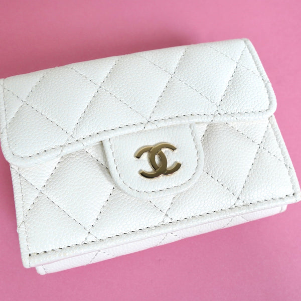 シャネル ココマーク マトラッセ キャビアスキン 三つ折り財布 ホワイト - NEWSED