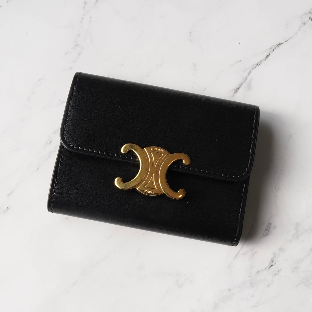 セリーヌ トリオンフ シャイニーカーフスキン コンパクトウォレット ブラック / ゴールド