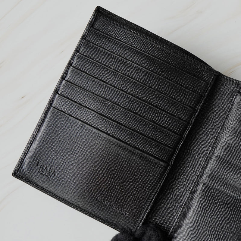 プラダ トライアングルロゴ サフィアーノ レザー 三つ折り財布 ブラック - NEWSED