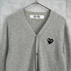 プレイ コム デ ギャルソン ハートロゴ カーディガン グレー