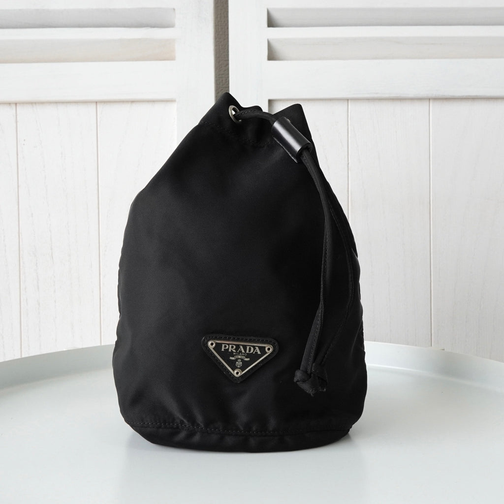 Prada Pocono Tessuto 尼龙抽绳包袋 黑色