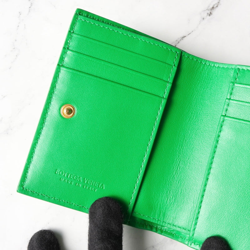 ボッテガ ヴェネタ イントレチャート マキシイントレチャート カセット 二つ折り財布 コンパクトウォレット グリーン 箱付き - NEWSED