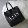 Valentino 徽标黑色皮革托特包