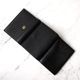 グッチ 型押しロゴ レザー 三つ折り財布 ブラック - NEWSED