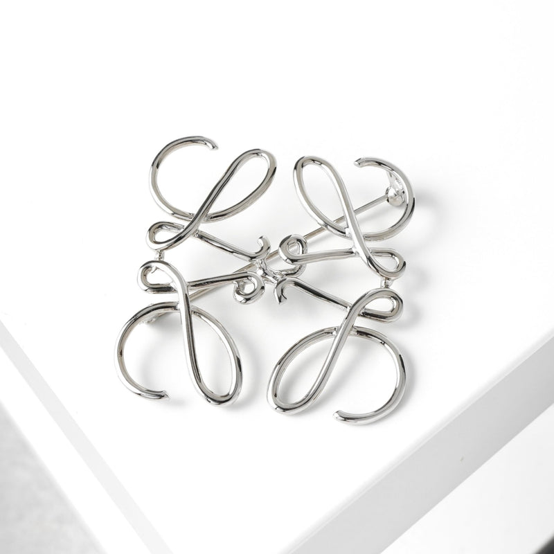 ロエベ アナグラム シルバー ブローチ 箱付き - NEWSED