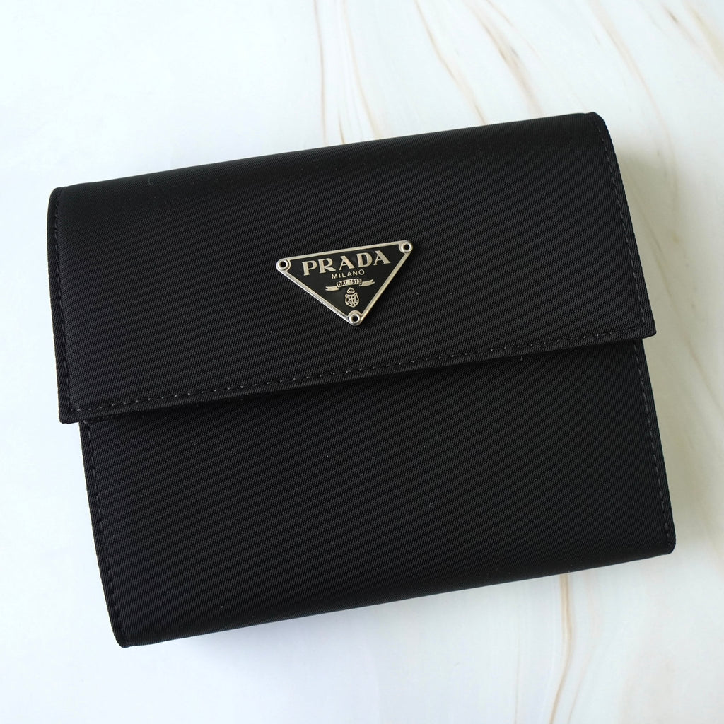 プラダ トライアングルロゴ ナイロン 三つ折り財布 ブラック 箱付き