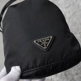プラダ テスート ポコノ ナイロン 巾着バッグ ポーチ 三角プレート ブラック - NEWSED