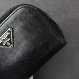 プラダ サフィアーノ レザー コインケース 三角プレート ラウンドジップ ブラック - NEWSED