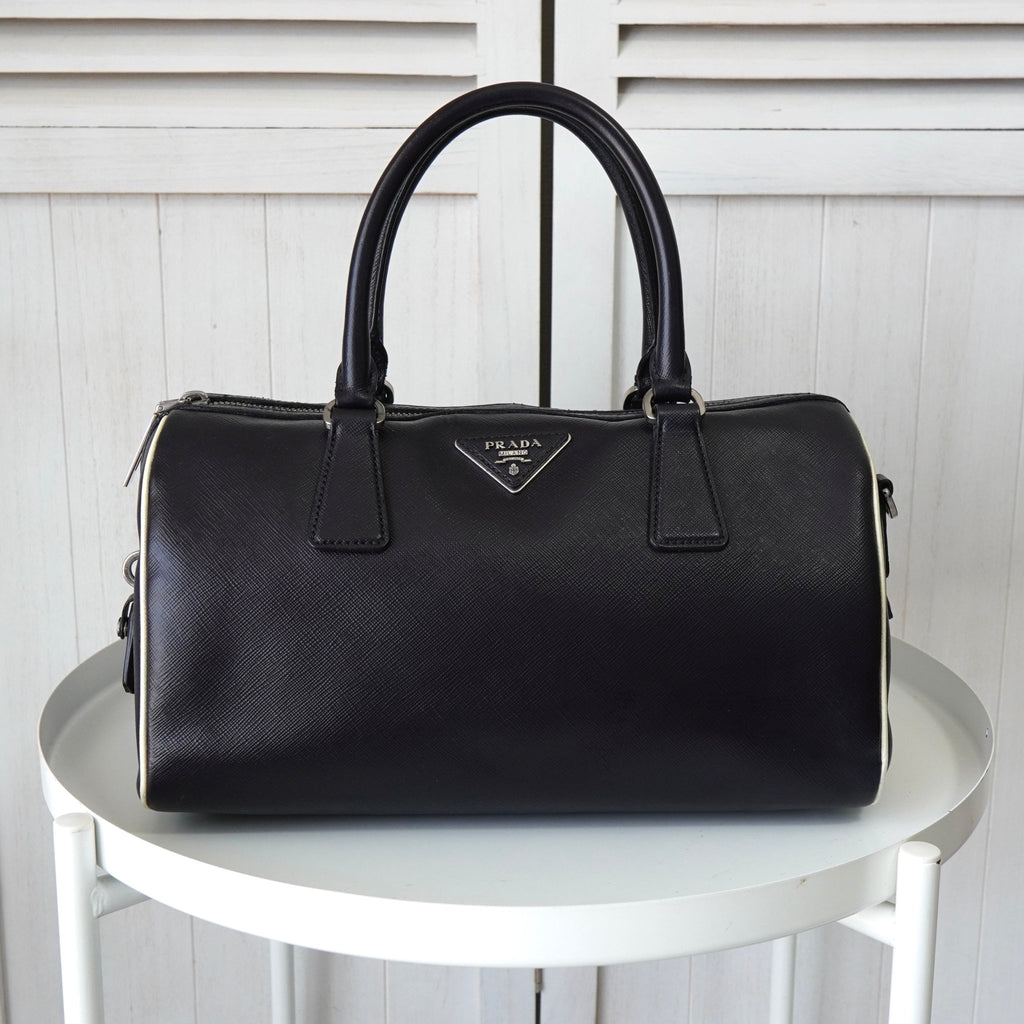Prada Saffiano 皮革迷你波士顿包，带三角形徽标（黑色/白色）