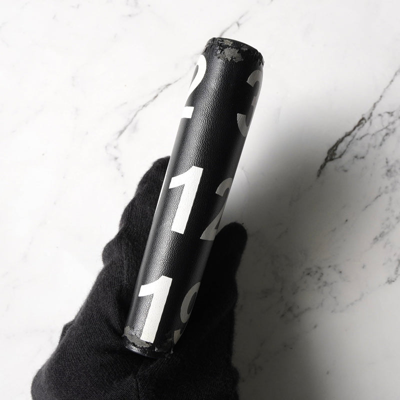 メゾン マルジェラ カレンダーロゴ レザー 二つ折り財布 コンパクトウォレット ブラック 箱付き - NEWSED