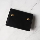 セリーヌ トリオンフ シャイニーカーフスキン コンパクトウォレット ブラック / ゴールド - NEWSED