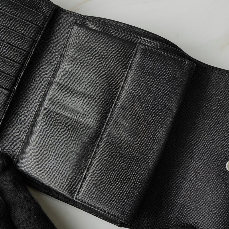 プラダ トライアングルロゴ サフィアーノ レザー 三つ折り財布 ブラック - NEWSED