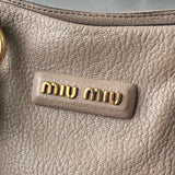 ミュウミュウ ロゴ レザー ハンドバッグ ベージュ レディース - NEWSED