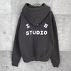 アイエービースタジオ ロゴ パーカー チャコールグレー