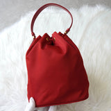 プラダ 現行モデル サフィアーノレザーハンドル 巾着バッグ ハンドバッグ トライアングルロゴ レッド - NEWSED