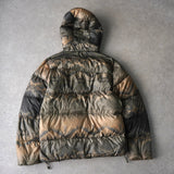 ナイキ エーシージー カモ柄 リアルツリー フーデッド ダウンジャケット カーキ - NEWSED