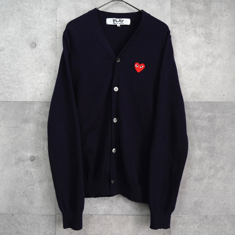 プレイ コム デ ギャルソン ハートロゴ カーディガン ネイビー - NEWSED