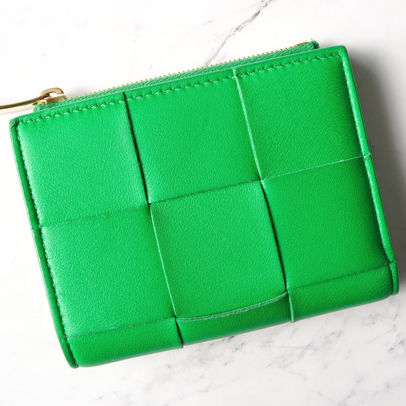 ボッテガ ヴェネタ イントレチャート マキシイントレチャート カセット 二つ折り財布 コンパクトウォレット グリーン 箱付き - NEWSED