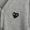 プレイ コム デ ギャルソン ハートロゴ カーディガン グレー